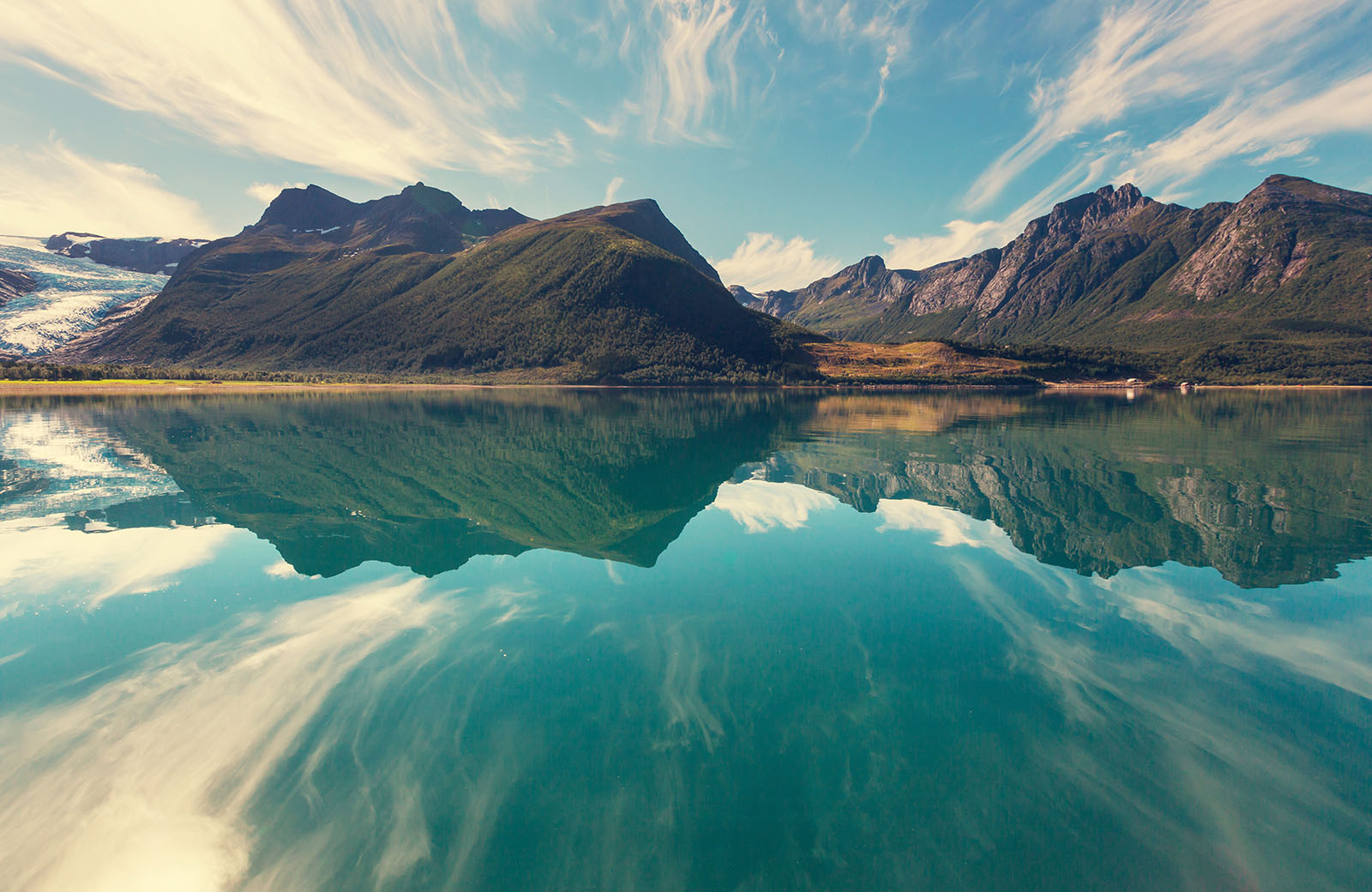 calm-lake-with-mountain-and-sky-reflection-wallpaper-wallpaper-design